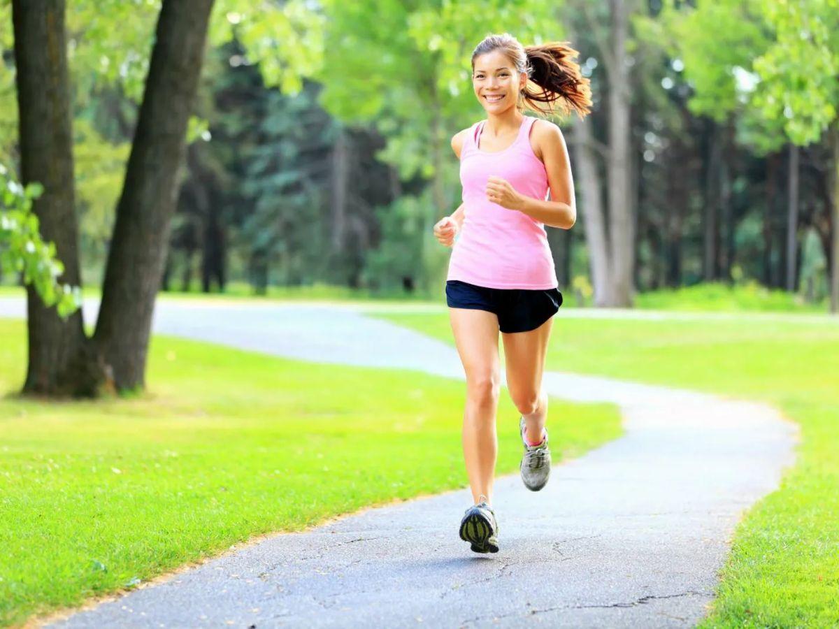 Chạy bộ buổi sáng giúp tối ưu hóa năng lượng và trao đổi chất cả ngày