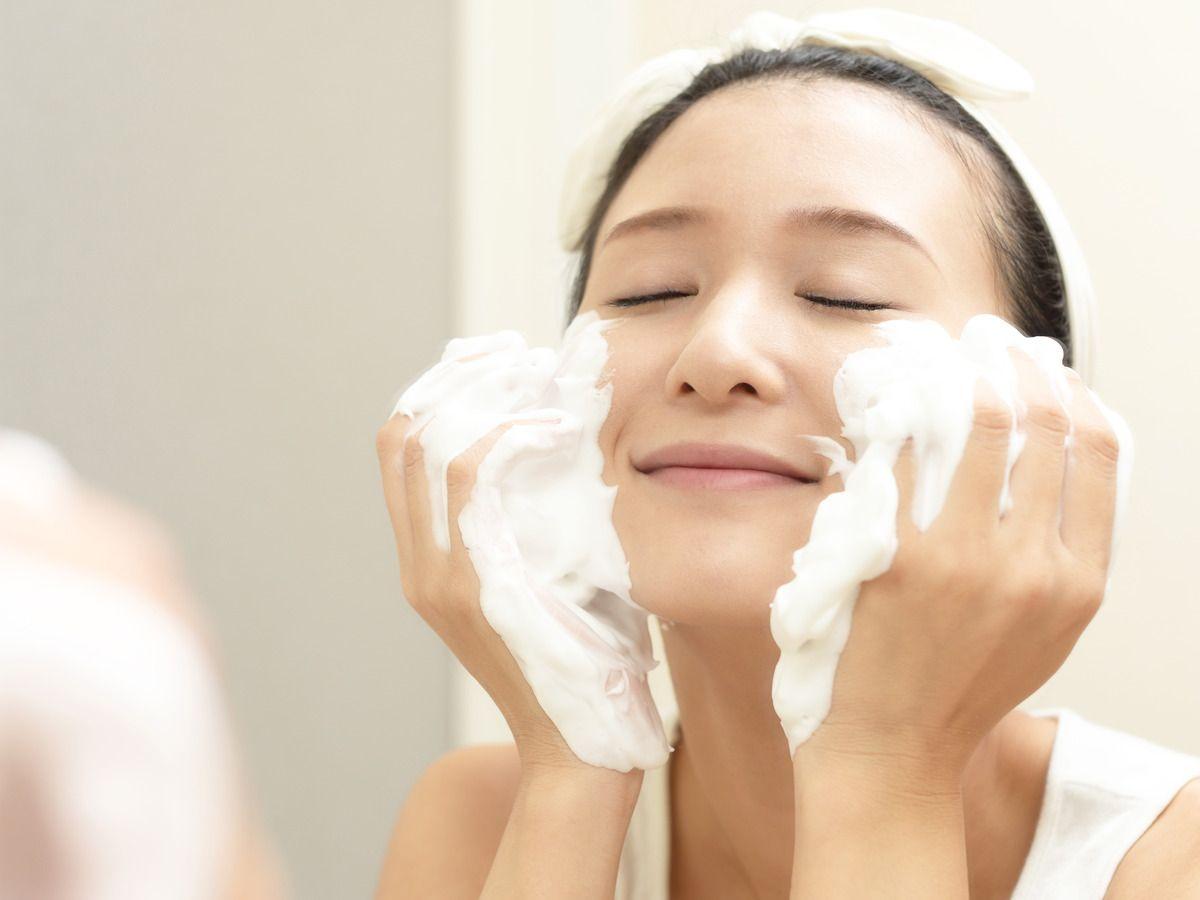 Những hoạt chất vàng nên tìm kiếm trong sữa rửa mặt để vừa làm sạch, vừa cải thiện da