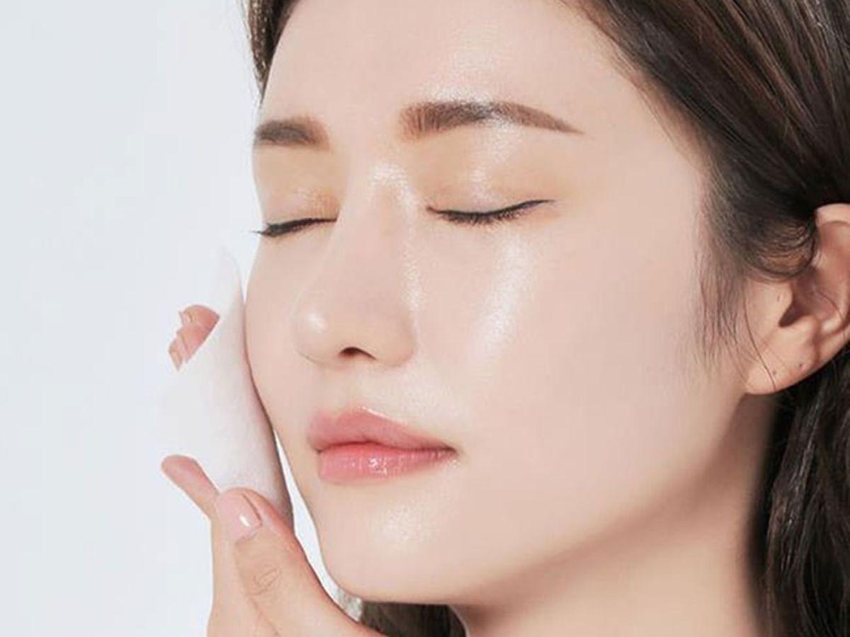 Tránh những sai lầm khi chăm sóc da hỗn hợp như dùng sản phẩm quá mạnh, bỏ qua dưỡng ẩm hay chà xát da quá nhiều 