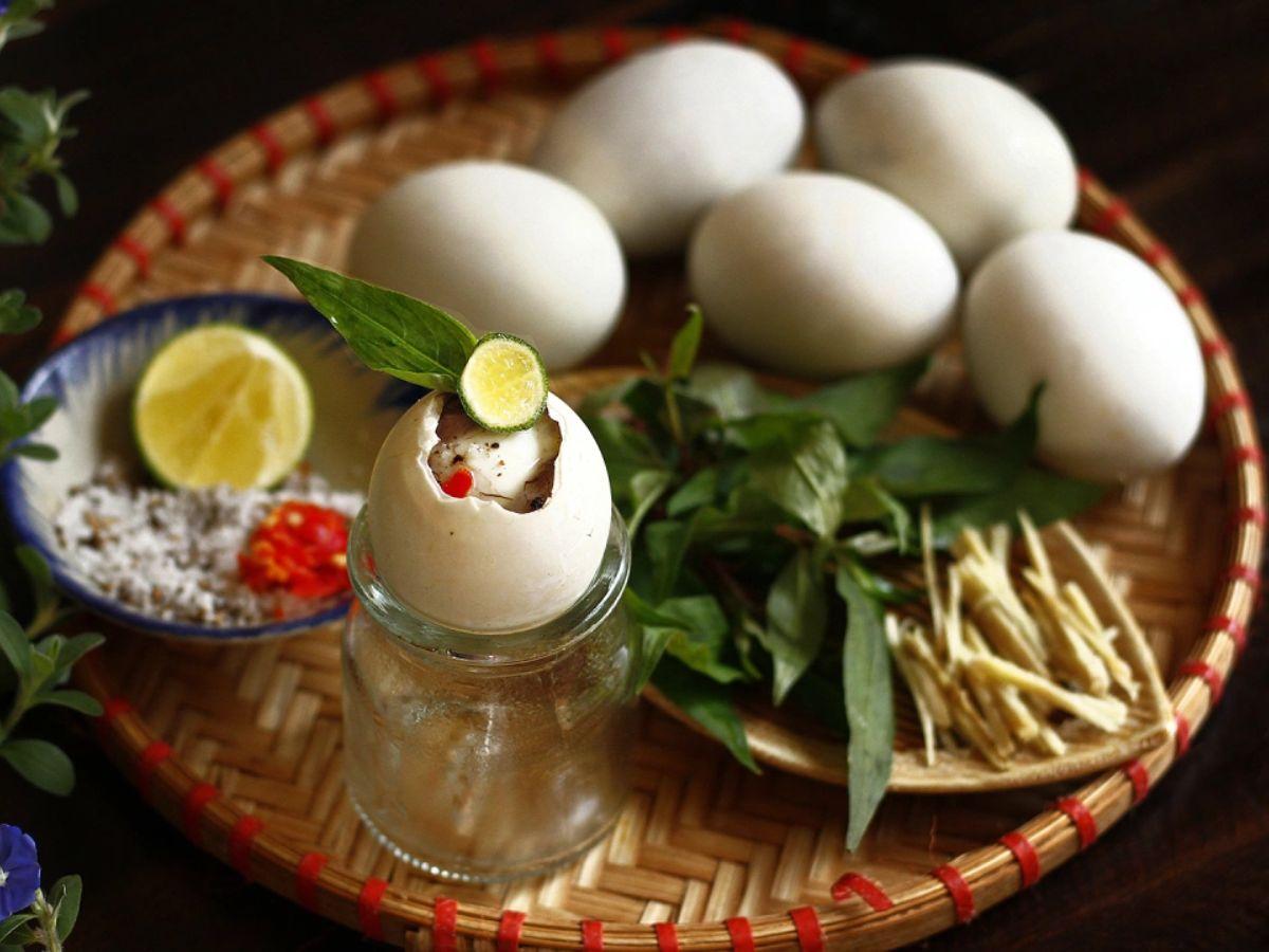 Ăn kèm trứng vịt lộn cùng rau răm giúp cân bằng bữa ăn