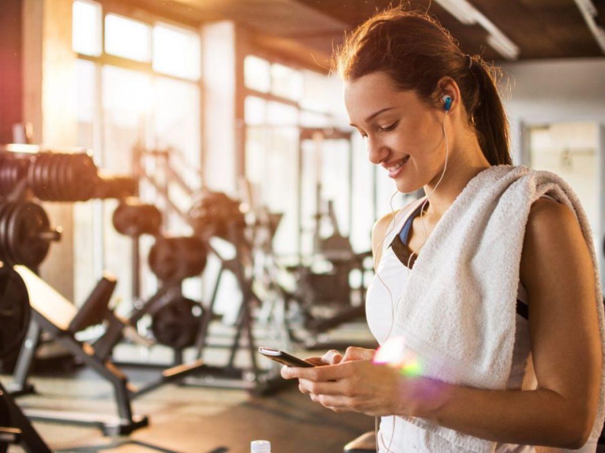 Tập gym có nên đeo tai nghe không?