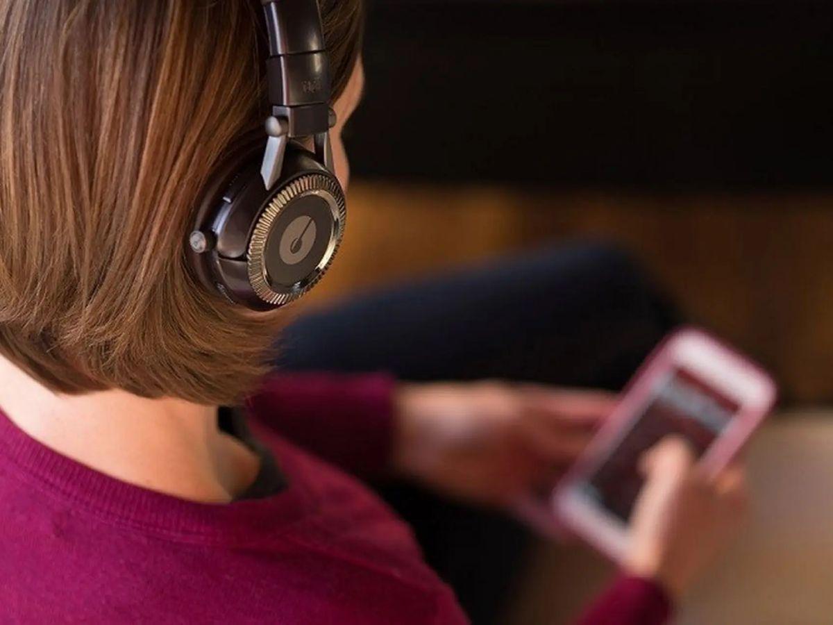 Mức âm lượng lớn không chỉ gây hại tai mà còn khiến bạn không nghe được các cảnh báo xung quanh