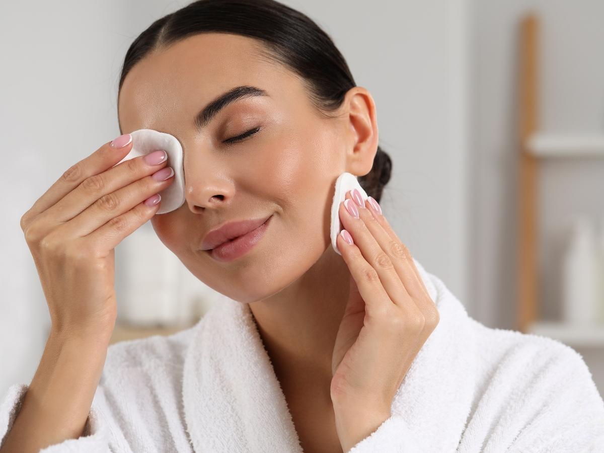 Tẩy trang giúp lỗ chân lông thông thoáng, ngăn ngừa mụn và giúp treatment thẩm thấu tốt hơn