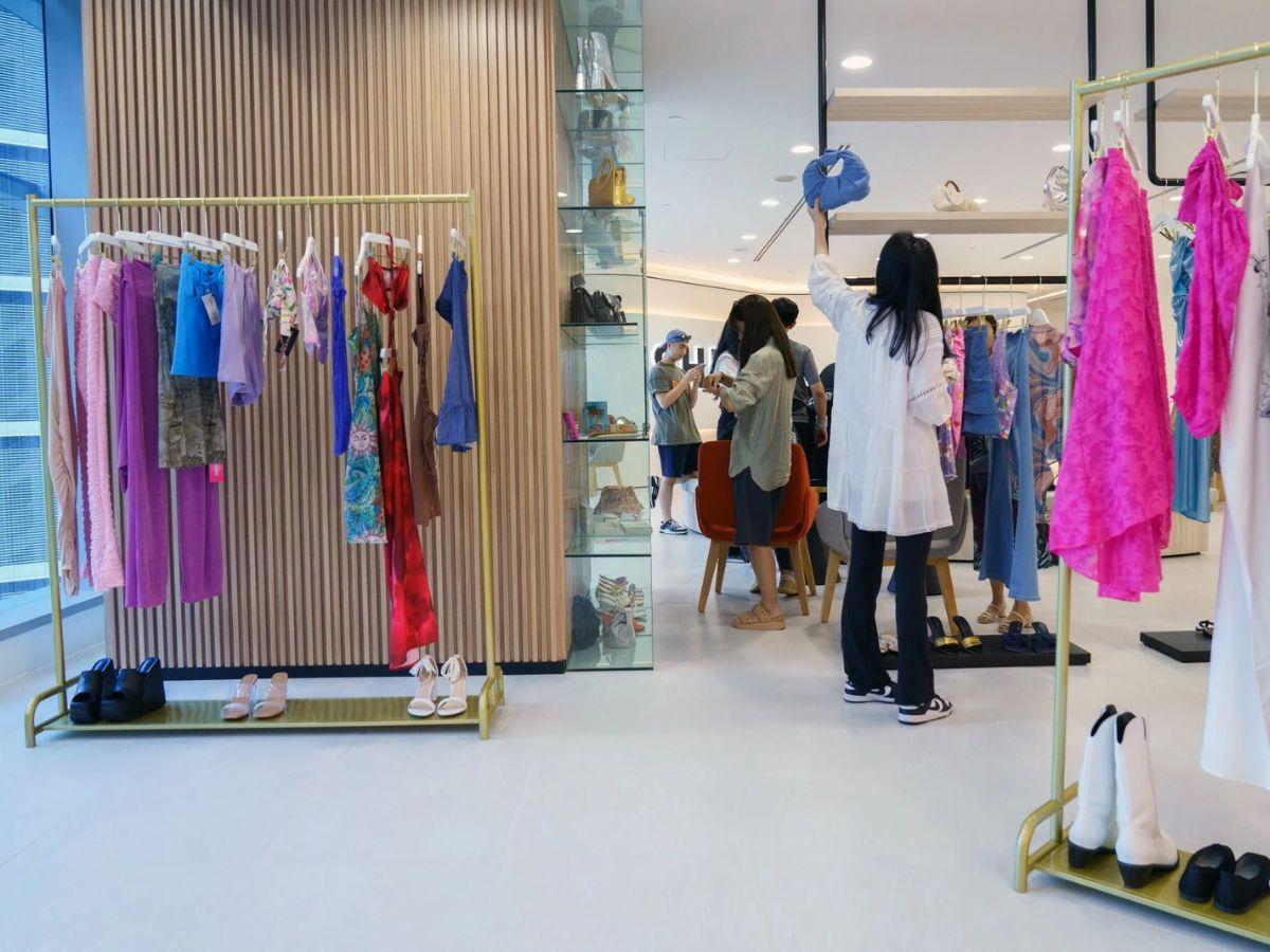 Ngoài ra bạn cũng có thể order qua trung gian hoặc sử dụng dịch vụ mua hộ