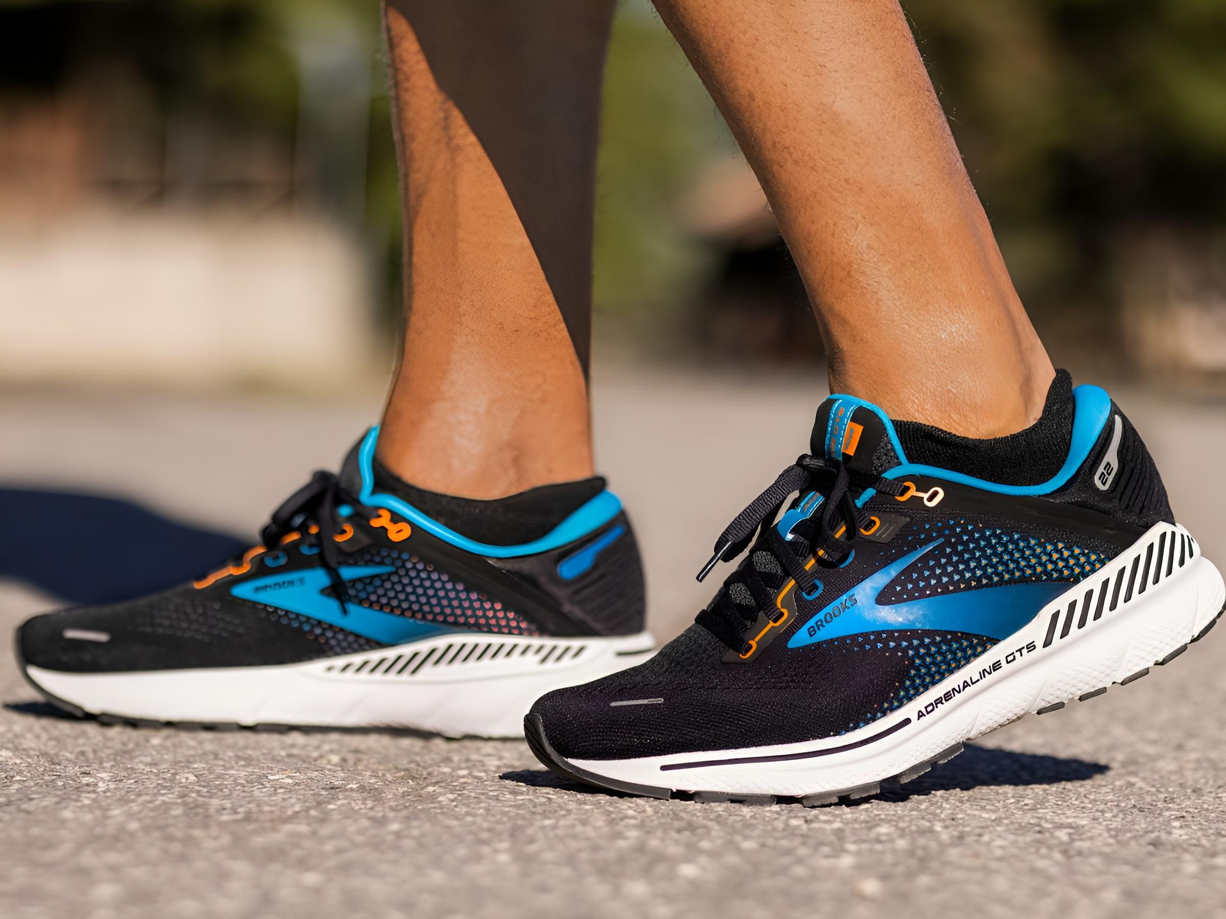Brooks Adrenaline GTS - top giày chạy bộ tốt nhất 2025