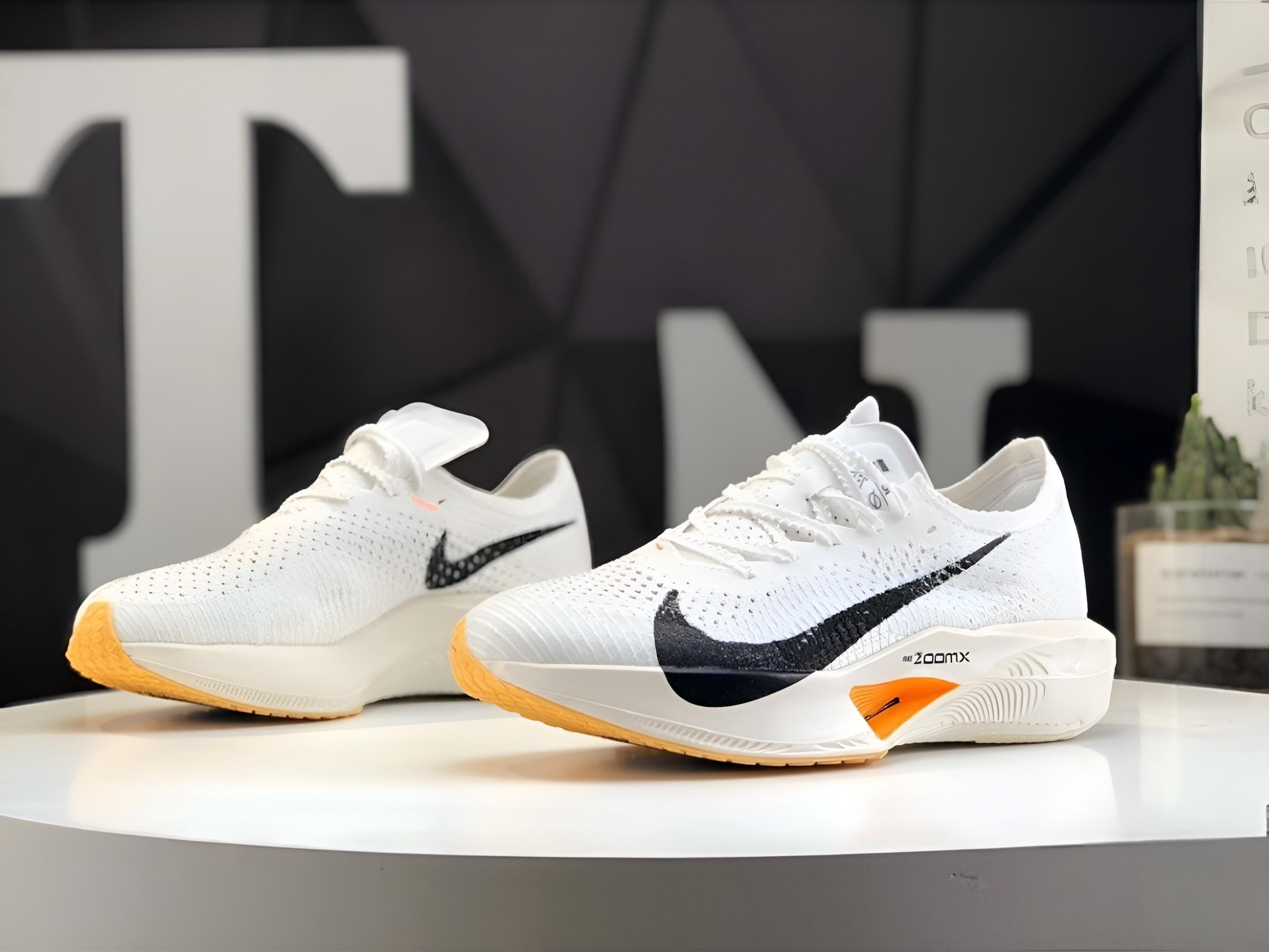 Nike ZoomX Vaporfly - top giày chạy bộ tốt nhất 2025