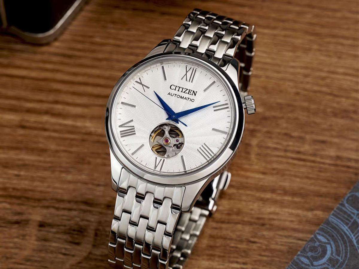 Citizen Automatic Open Heart NH9130 có mặt kính sapphire chống xước vượt trội