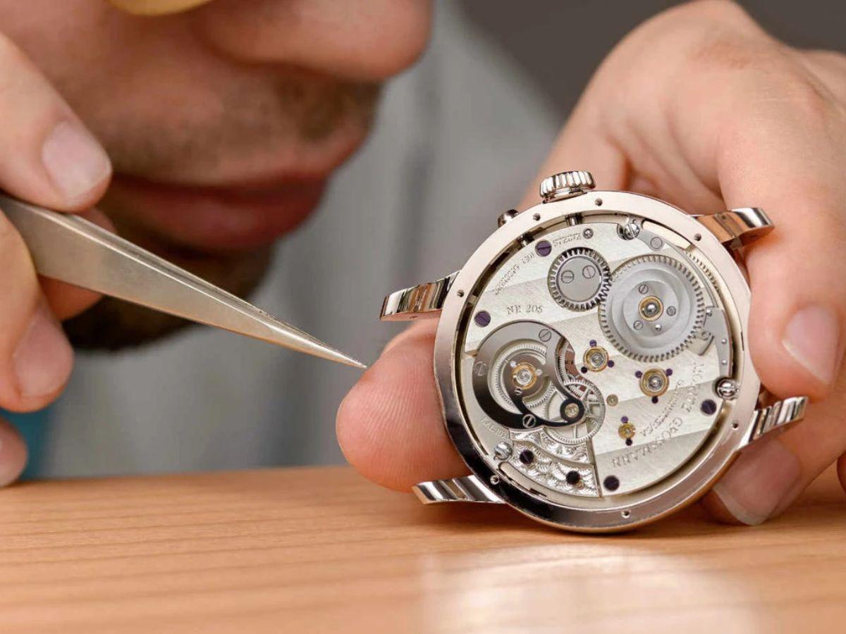 Luôn lau chùi, hạn chế va đập và nạp cót đều đặn cho đồng hồ để tăng độ bền sản phẩm