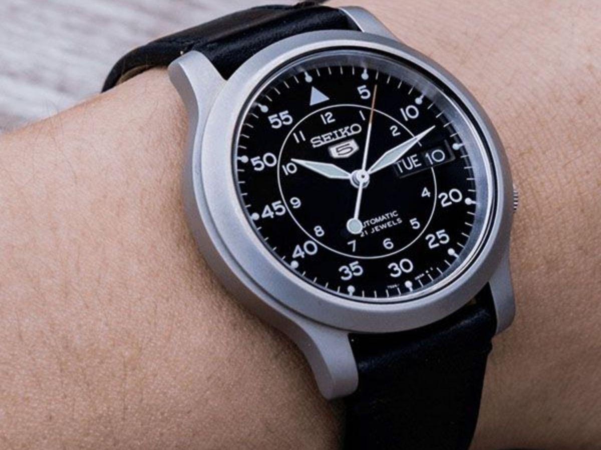 Seiko 5 XNK809 có thiết kế mặt số quân đội mạnh mẽ