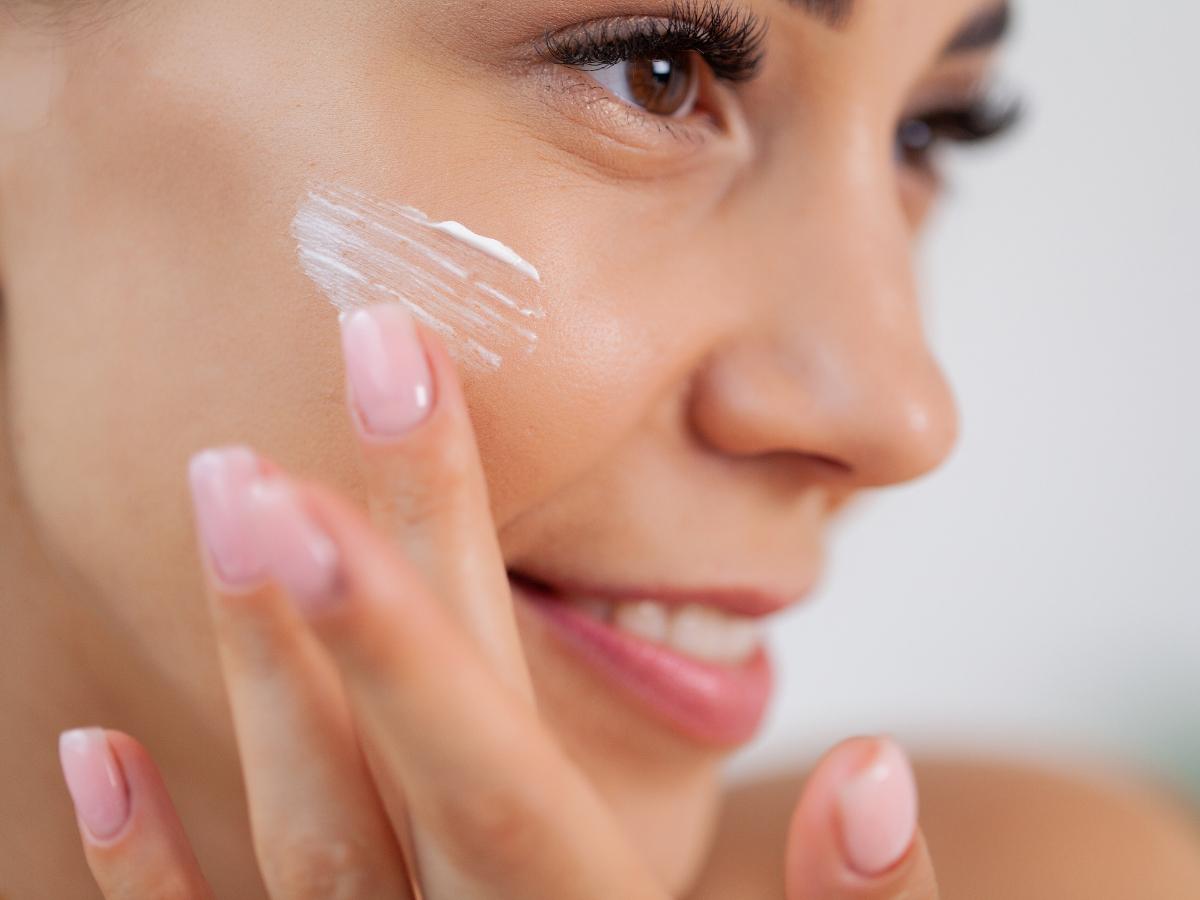 Các bước dưỡng da cơ bản như làm sạch và dưỡng ẩm giúp duy trì sự khỏe mạnh