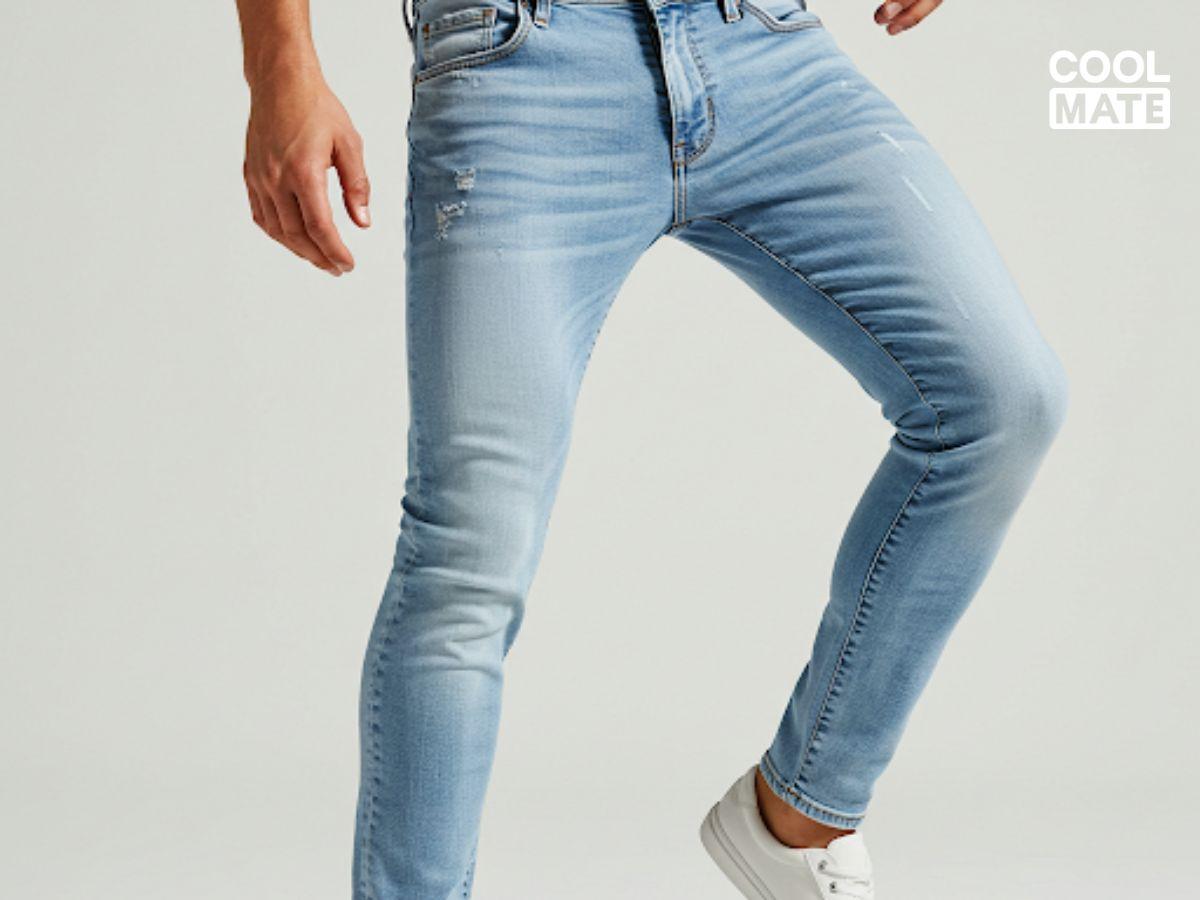 Quần jean dáng slim-fit với chất liệu trông mỏng nhẹ, thể hiện sự thoải mái. Phong cách năng động, trẻ trung