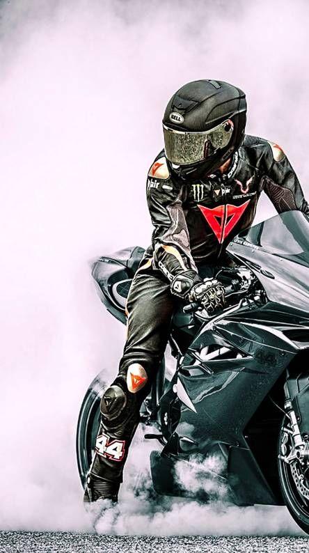 Hình ảnh một biker đang xử lý tình huống trên đường