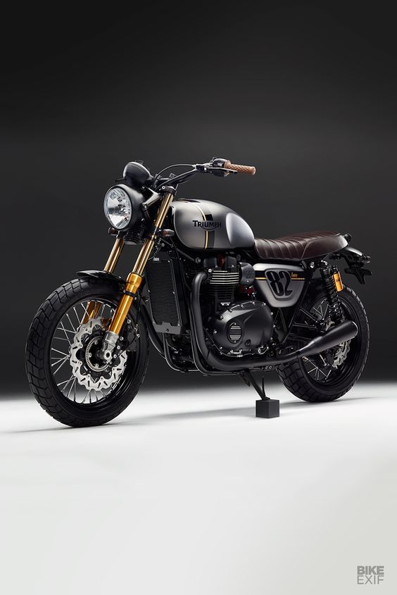 Hình ảnh một biker đang lau chùi xe mô tô