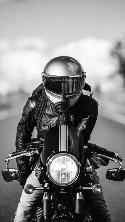 Hình ảnh một biker đang lái xe mô tô phân khối lớn