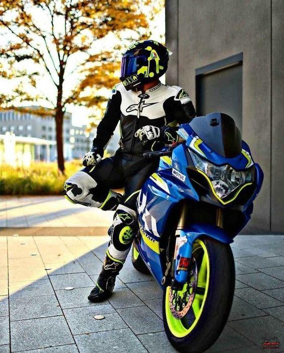 Hình ảnh một nhóm biker đang cùng nhau di chuyển trên đường