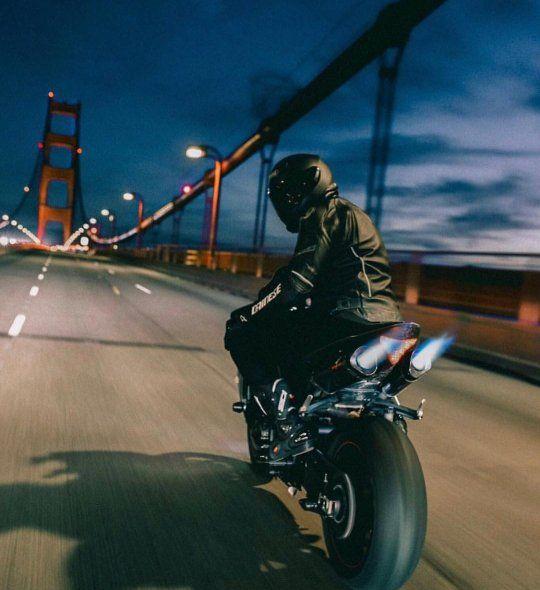 Hình ảnh một biker đang lái xe mô tô trên đường núi