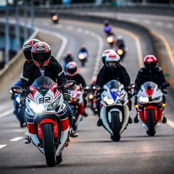 Hình ảnh một biker đang lái xe mô tô trên đường cao tốc