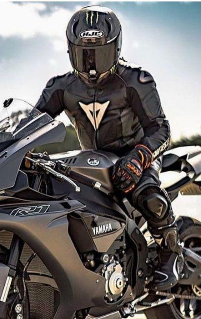Hình ảnh một biker đang kiểm tra xe mô tô
