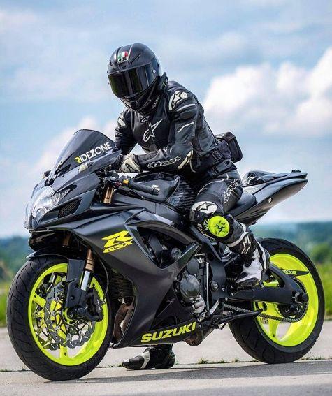 Hình ảnh một biker đang lái xe mô tô trên đường cong