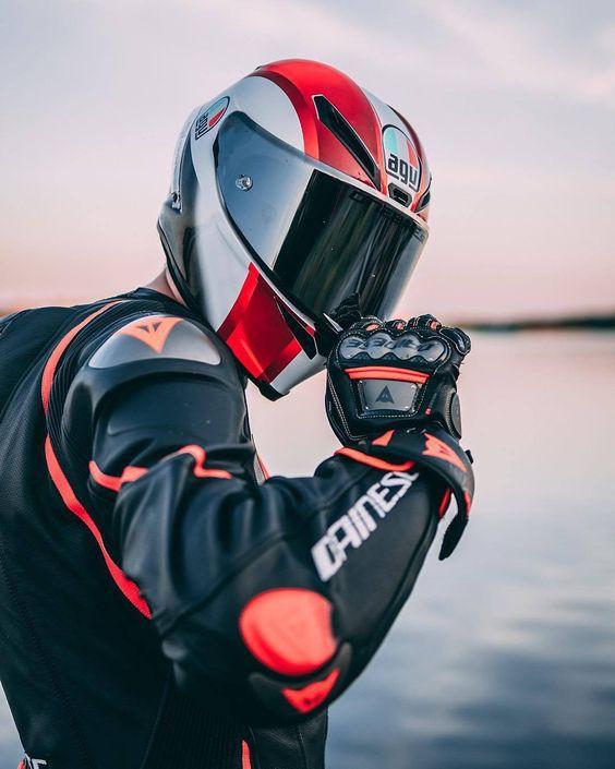 Hình ảnh một biker đang đội mũ bảo hiểm fullface