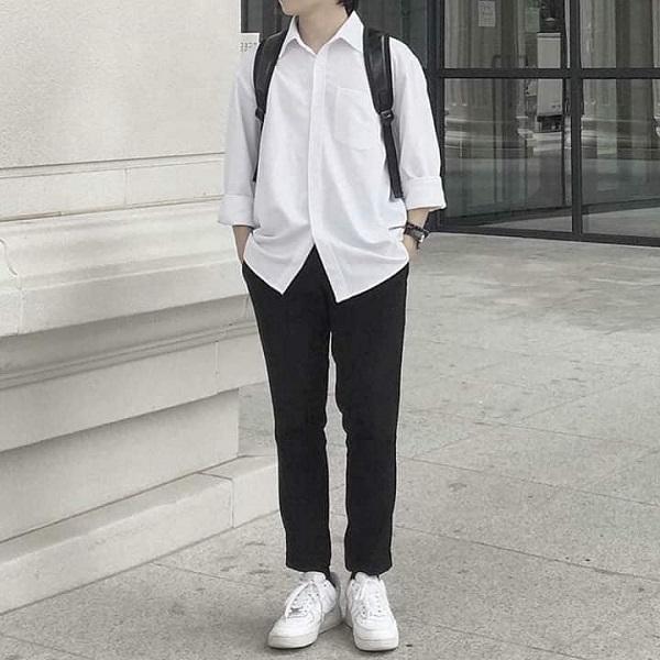 Áo sơ mi trắng + quần Kaki đen + giày sneaker: set đồ lịch lãm, năng động