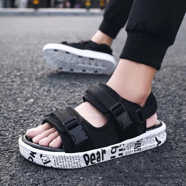 Dép Sandal là luôn là sự lựa chọn tiện lợi cho các chàng trai thời thượng