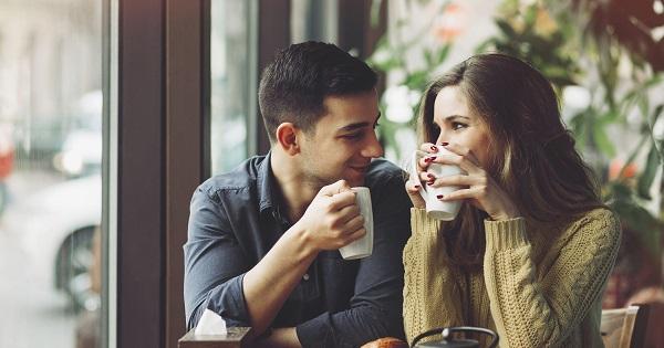 Luôn lắng nghe và chú tâm vào cuộc hẹn giữa hai người