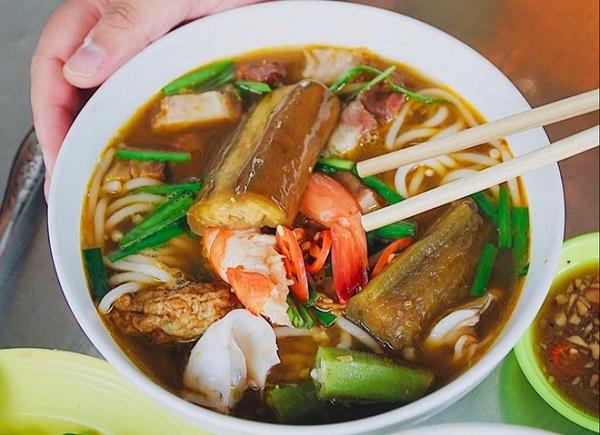 Đừng quên cho thêm sa tế và ớt khi thưởng thức bún mắm nhé