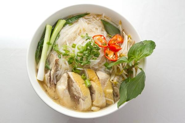 Nước dùng phở gà có vị ngọt thanh và không hề béo