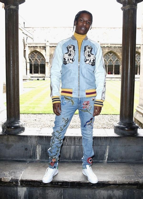 A$AP Rocky trong bộ trang phục với họa tiết thêu