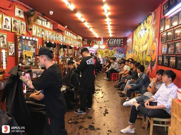 Khu vực chờ tại Liêm Barber Shop
