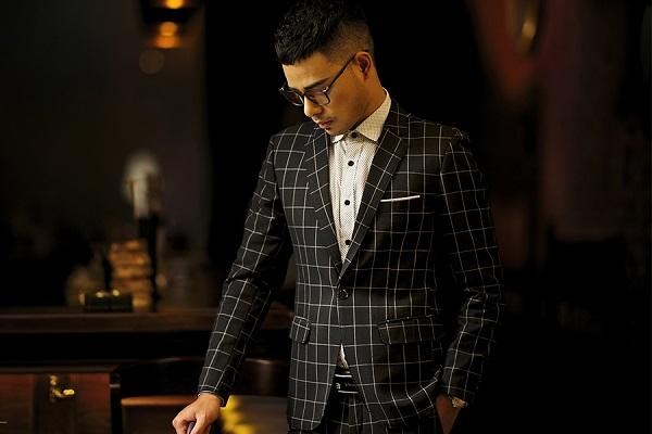 Cách lựa chọn suit nam theo hoạ tiết và chất liệu