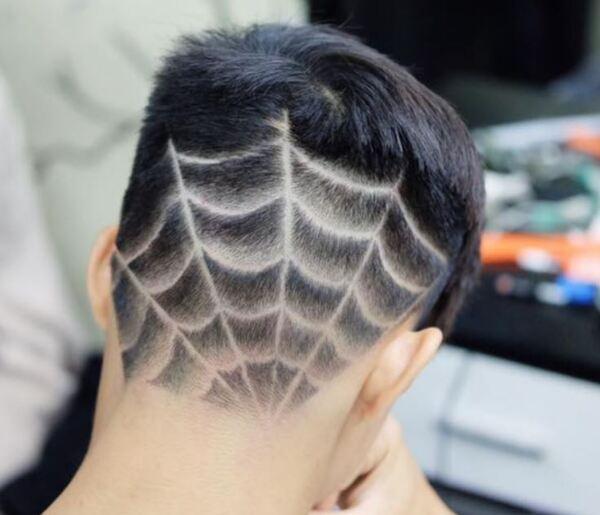 Kẻ vạch tóc nam sau gáy hình mạng nhện - phong cách đầy thần bí