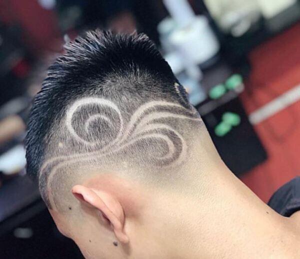 Kẻ vạch tóc nam sau gáy với hình thù uốn lượn - phong cách đầy cá tính