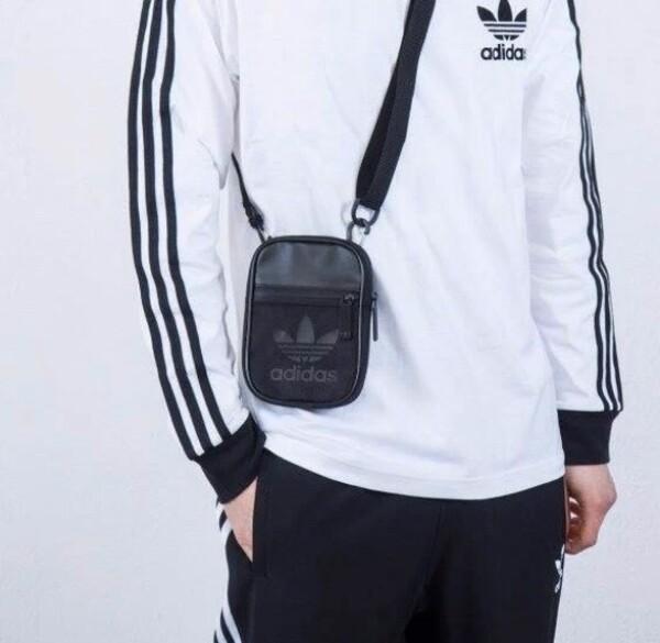 Túi đeo chéo màu đen đến từ Adidas 
