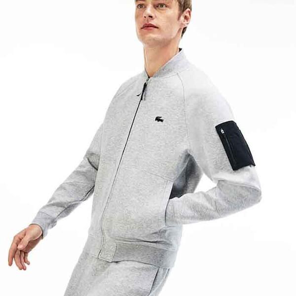 Chiếc áo khoác bomber của Lacoste tuy đơn giản nhưng sang trọng và không kém phần trẻ trung, năng động