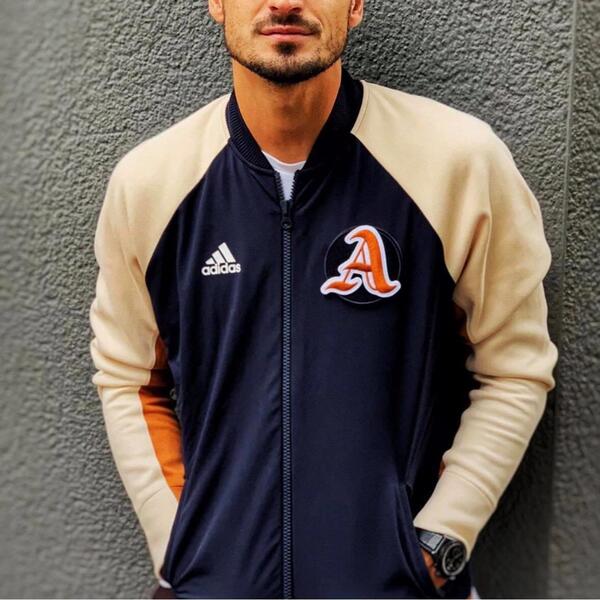 Áo của Adidas vẫn tuân theo kiểu dáng áo bomber cổ điển, với chất liệu cao cấp cùng cách phối màu cực đẹp và độc đáo