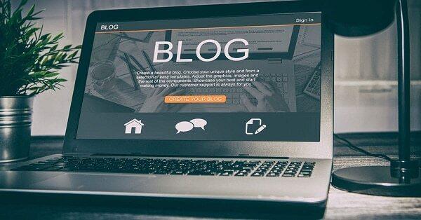 Hình ảnh minh họa: Một blogger đang làm việc