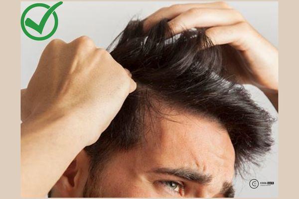 Sử dụng gel hoặc wax để giữ nếp tóc