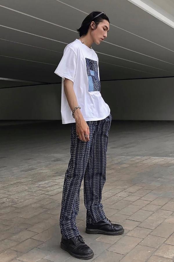 Cách phối đồ nam cao 1m7 gầy với áo thun và quần kaki