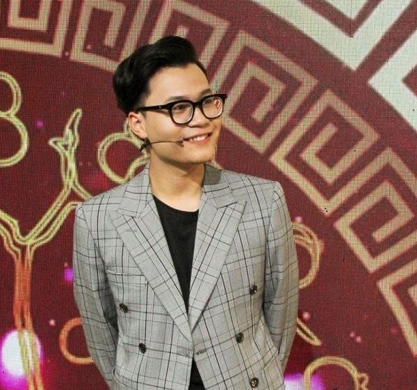 Hải Sơn Schannel trong vai trò MC của một chương trình truyền hình.