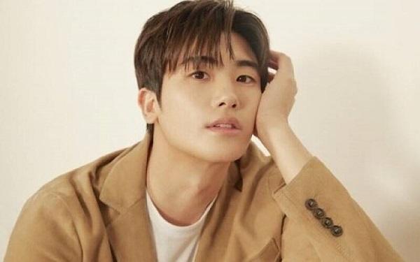 kiểu tóc two block mái dài lệch của Park Hyung Sik