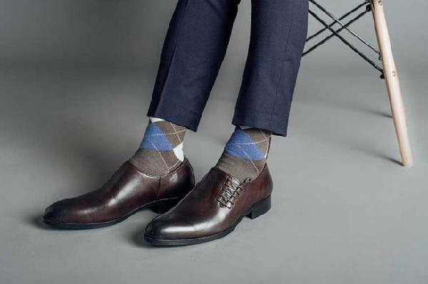 Chọn giày tây vừa vặn với chân, tạo sự cân đối cho vóc dáng