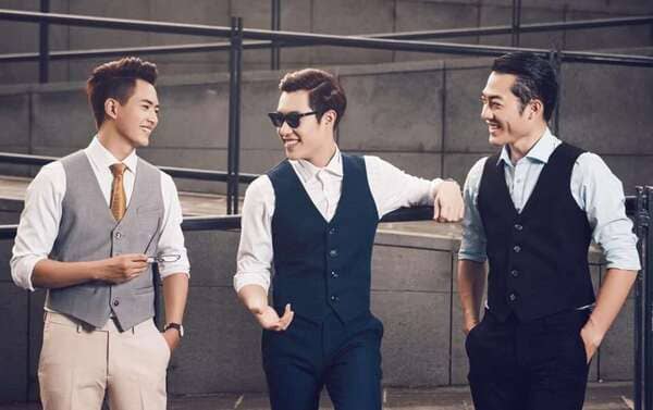 Áo sơ mi trắng kết hợp áo gile nam tạo nên vẻ đẹp sang trọng, lịch lãm