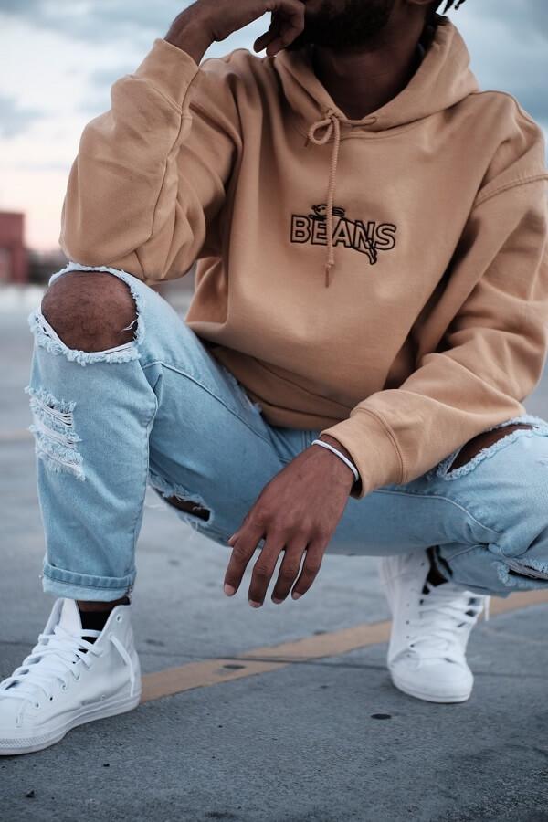 phối quần jean với giày adidas cho chàng sành điệu