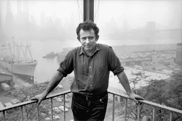 Nhà văn Norman Mailer - tác giả của cuốn sách Đội quân bóng đêm