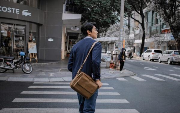 Túi đeo chéo có màu sắc yêu thích sẽ giúp bạn tự tin hơn
