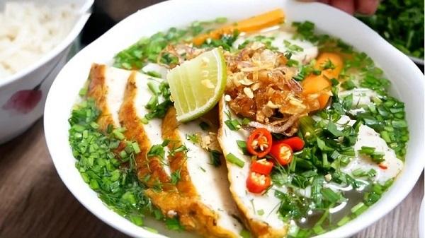 Bánh canh chả cá - món nước ăn sáng nổi tiếng của Nha Trang