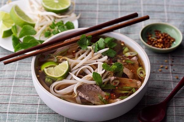 Phở bò - món ăn sáng có nước đặc trưng của Việt Nam
