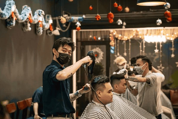 Nhân viên đang sấy tóc tại Tony Barber House